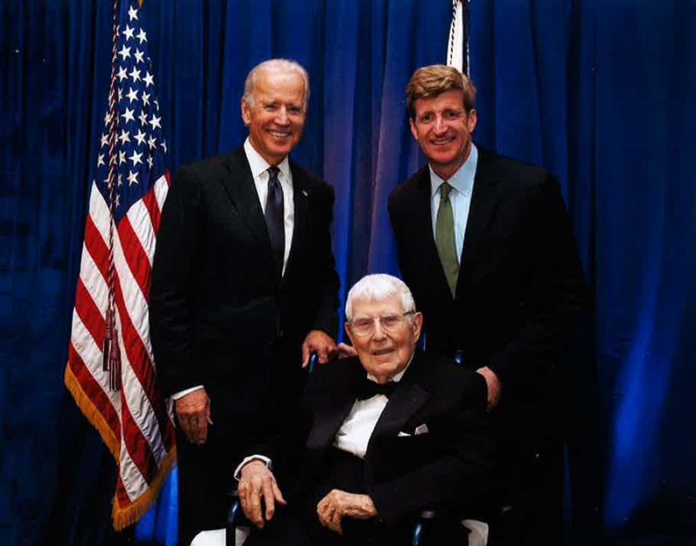 Beck Institute Founder Aaron T Beck and President Joe Biden pose for a photograph during an award ceremony