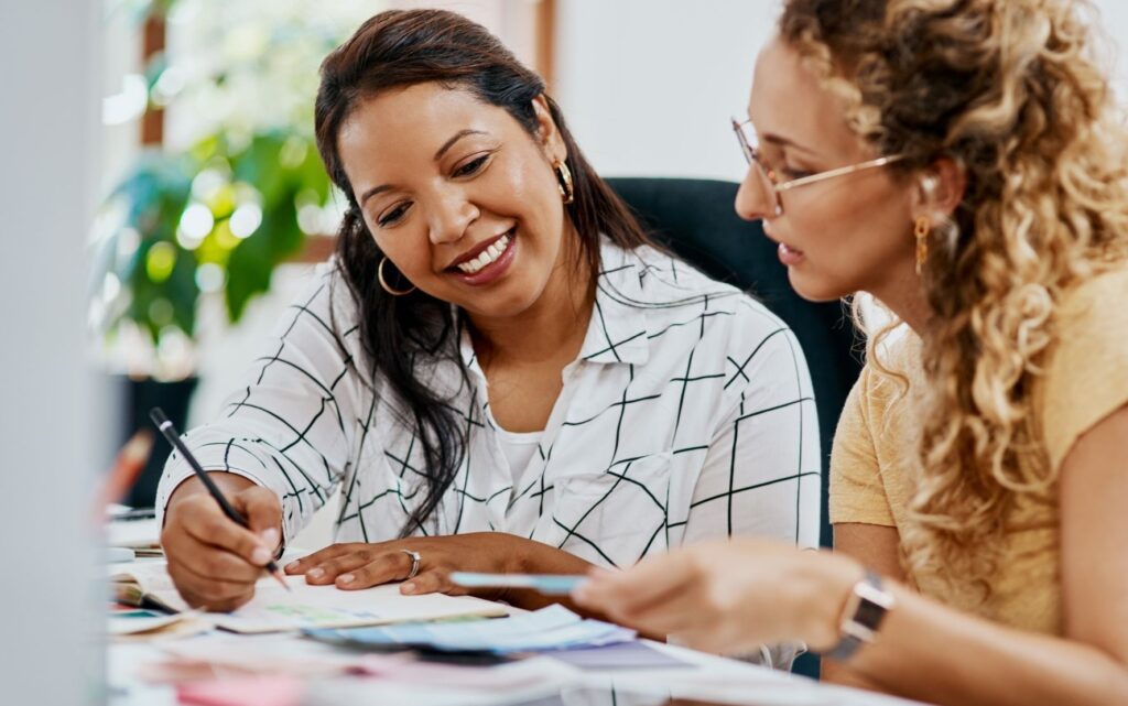 Duas mulheres analisam informações