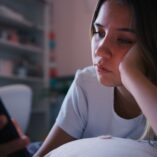 Noticia destacada sobre investigación: ¿Puede la TCC breve reducir las ideas suicidas en los jóvenes?