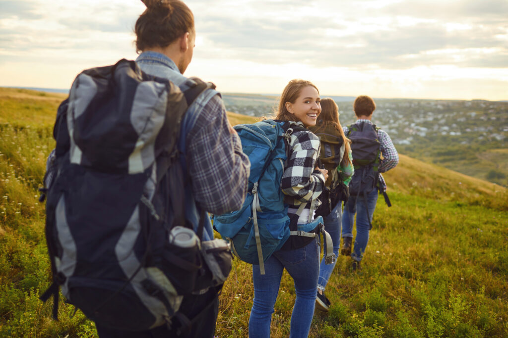 Um grupo de jovens a fazer uma caminhada ao ar livre